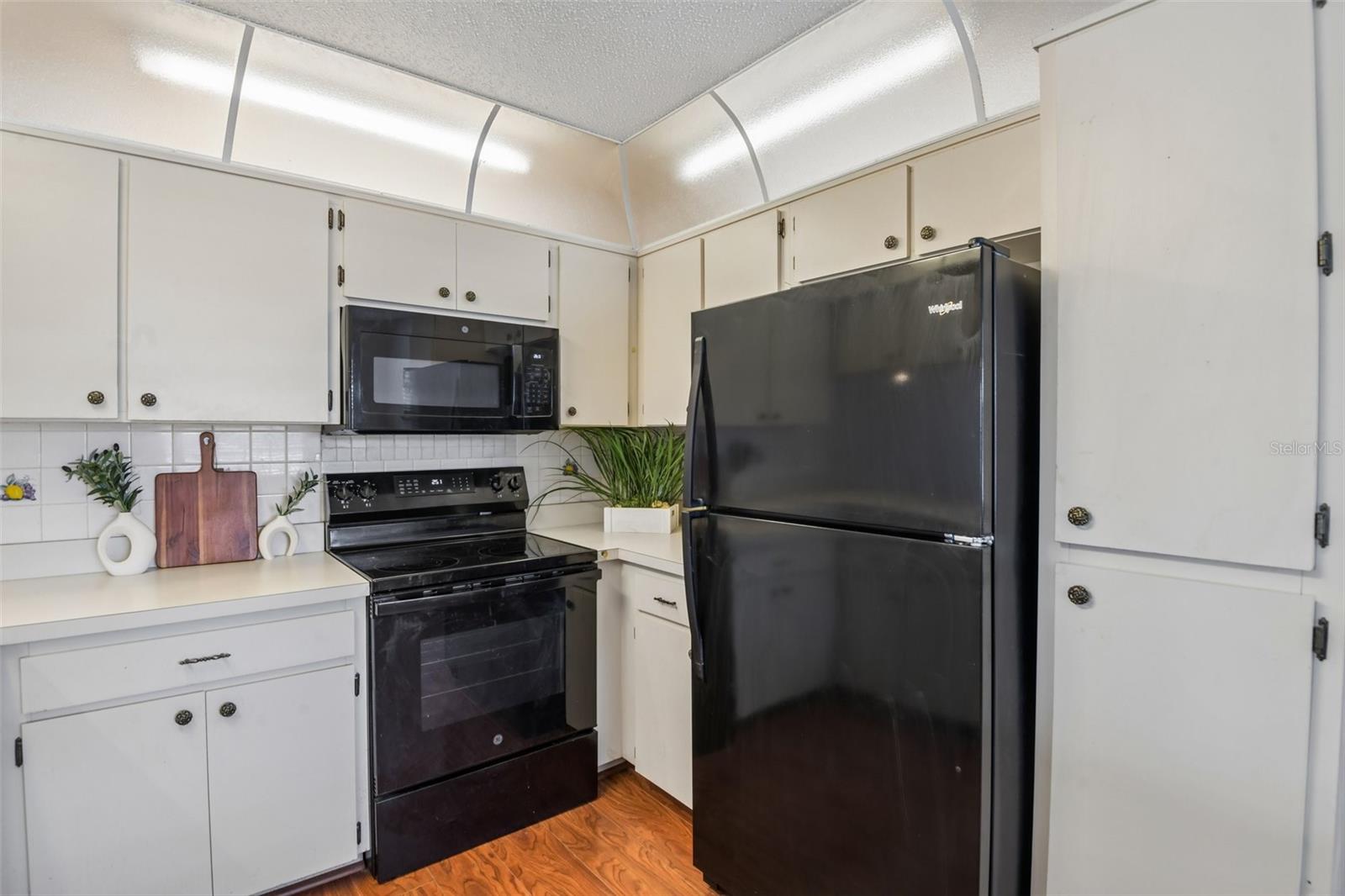 Image 11 of 33 For 7713 Hillside Court 204