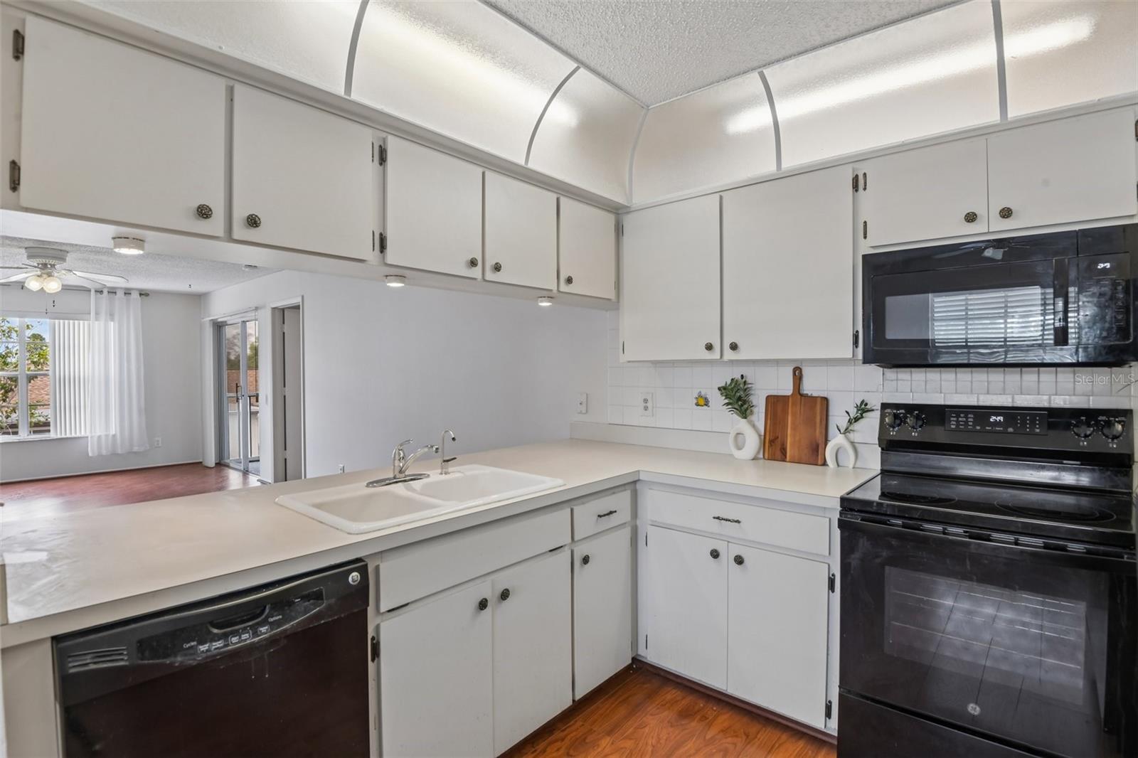 Image 12 of 33 For 7713 Hillside Court 204