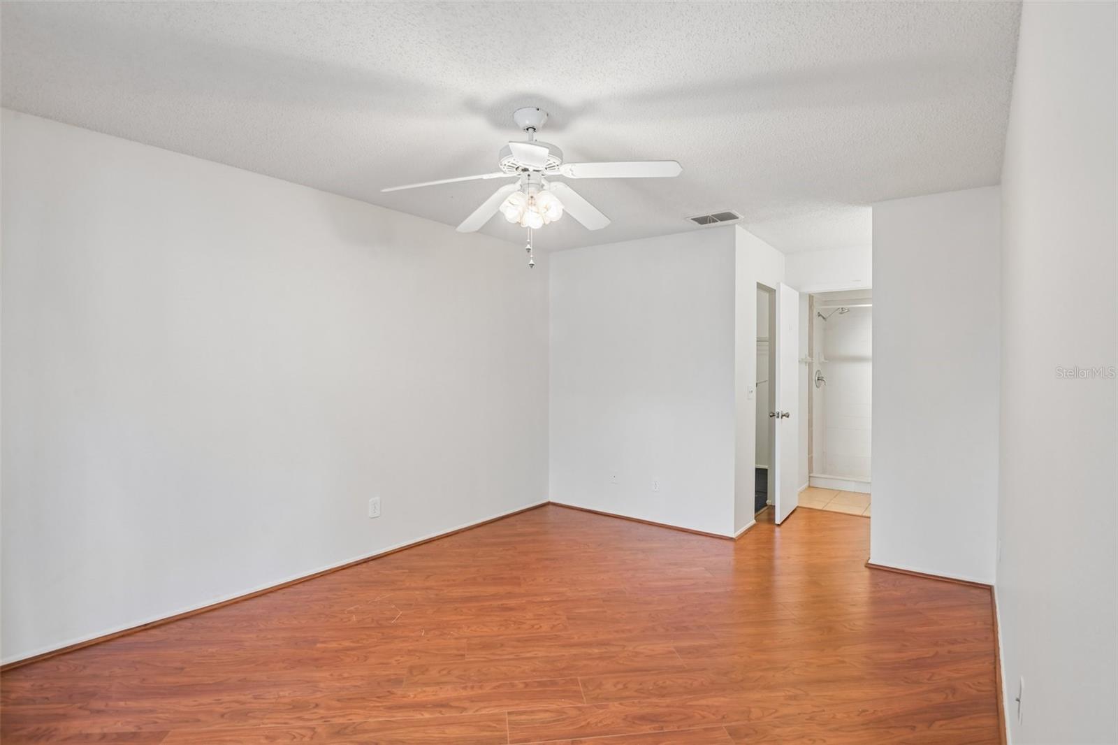 Image 14 of 33 For 7713 Hillside Court 204