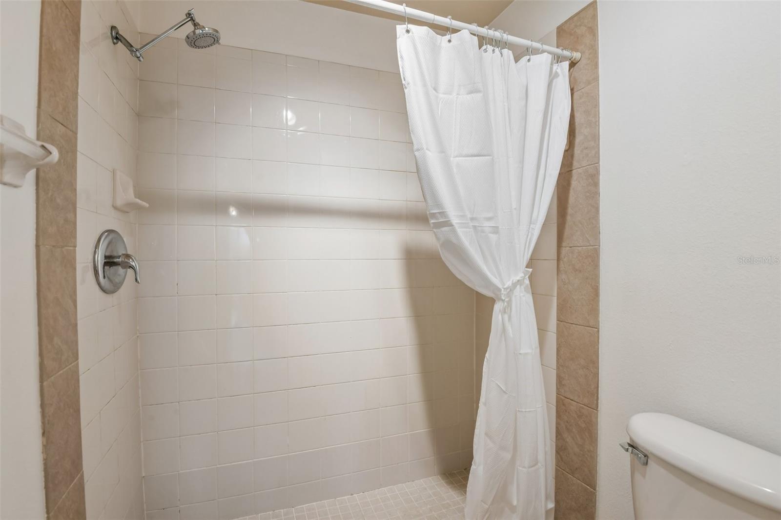 Image 18 of 33 For 7713 Hillside Court 204