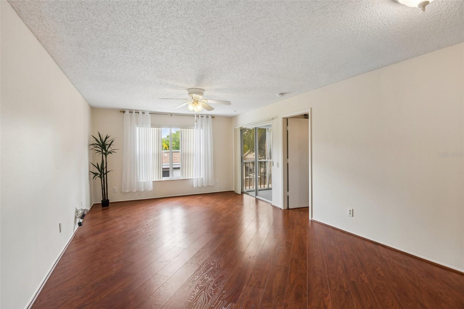 Image 4 of 33 For 7713 Hillside Court 204