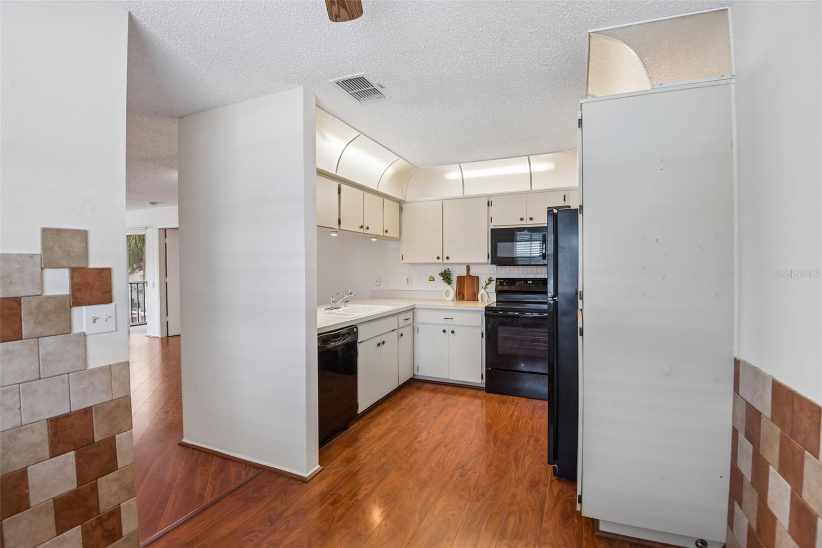 Image 7 of 33 For 7713 Hillside Court 204