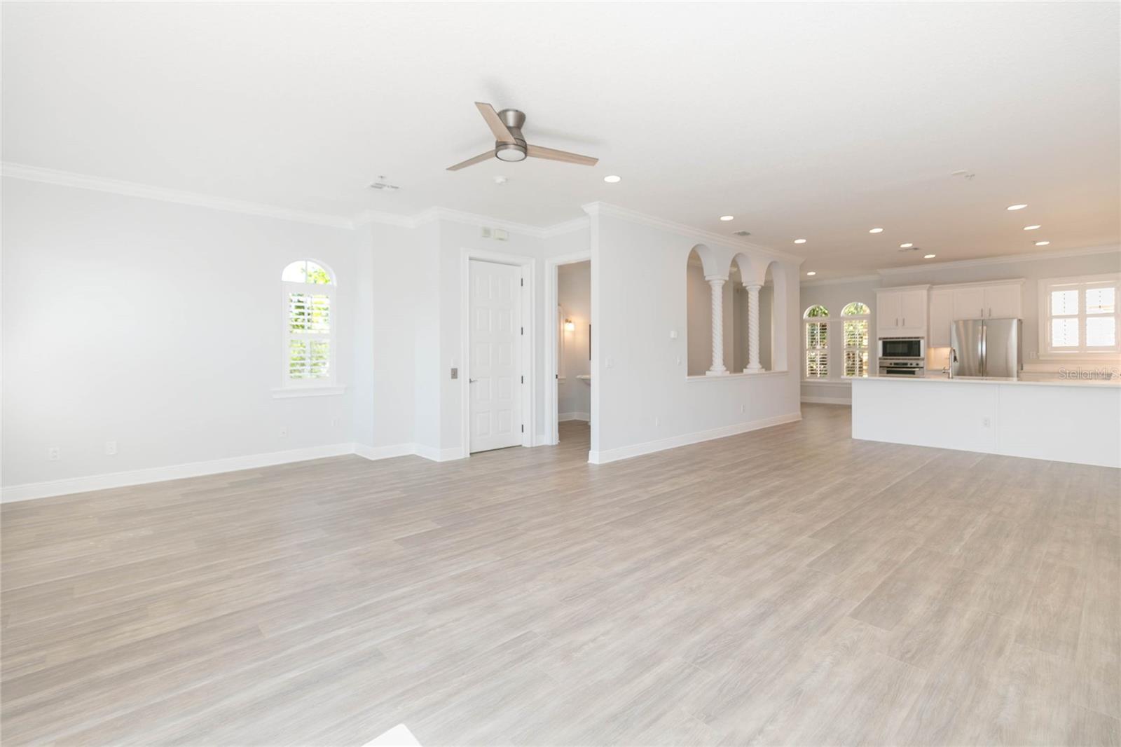 Listing photo id 8 for 114 Davis Boulevard 13