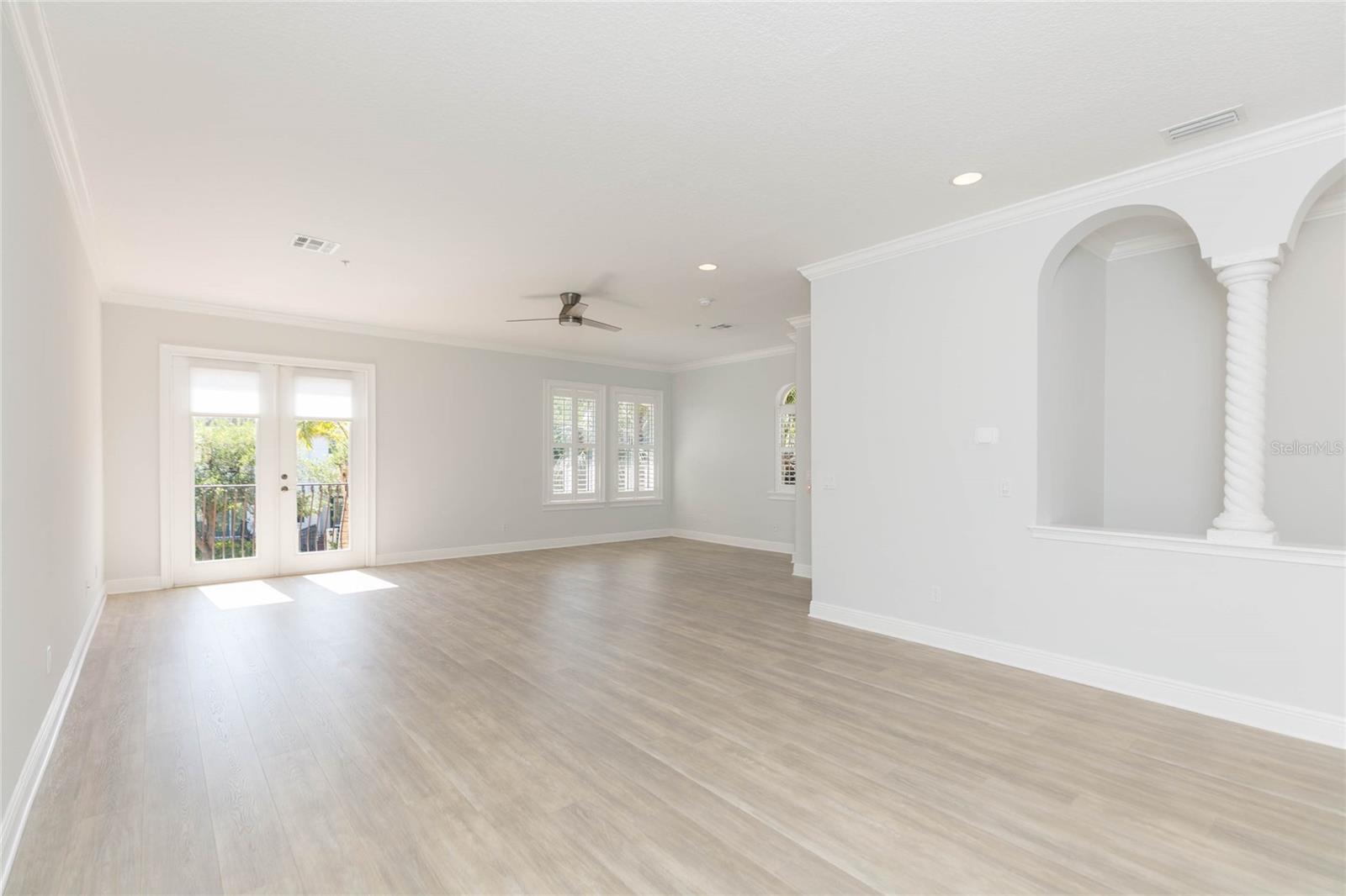 Listing photo id 9 for 114 Davis Boulevard 13