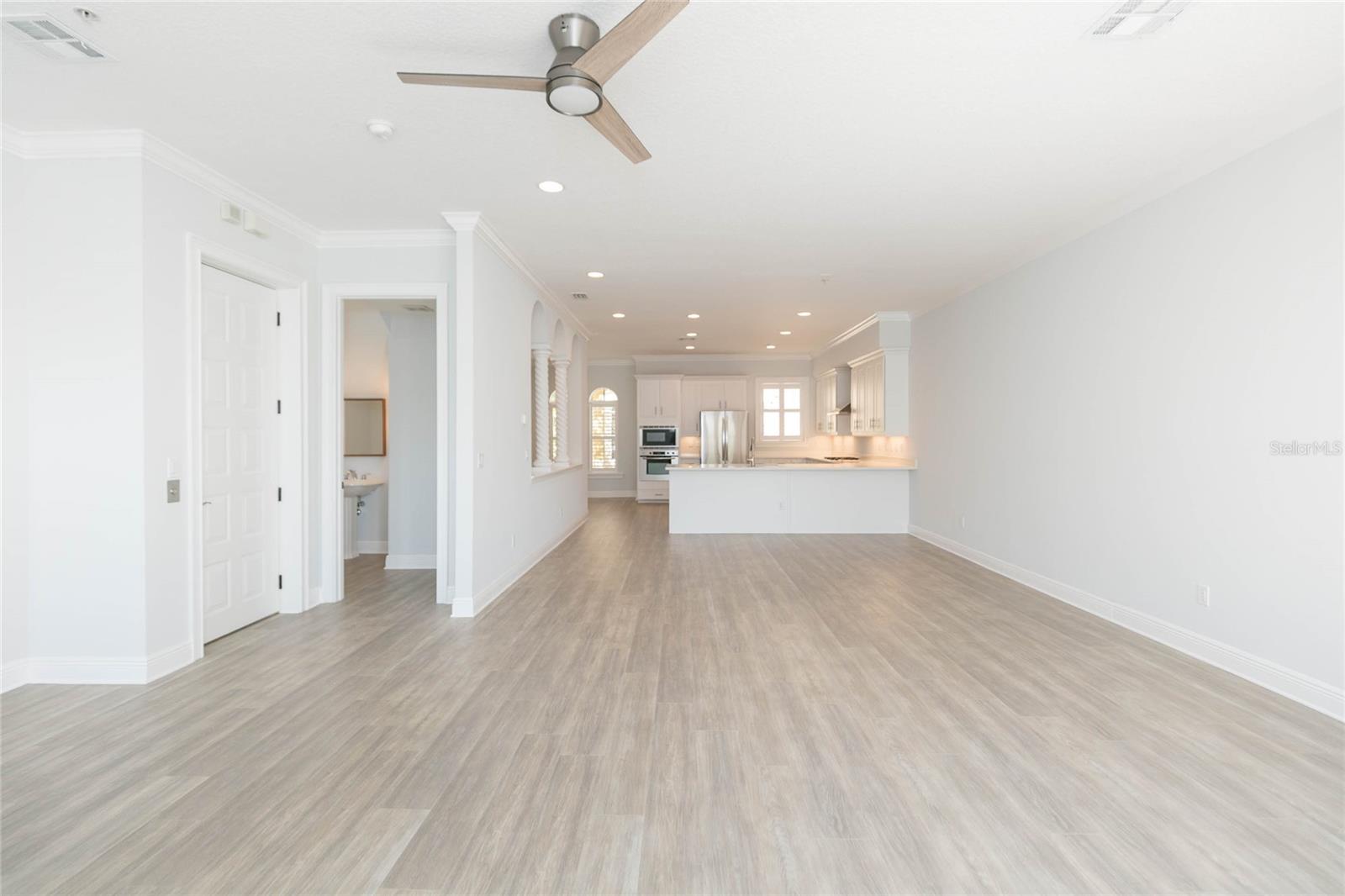 Listing photo id 11 for 114 Davis Boulevard 13