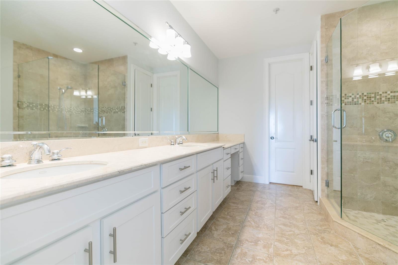 Listing photo id 18 for 114 Davis Boulevard 13