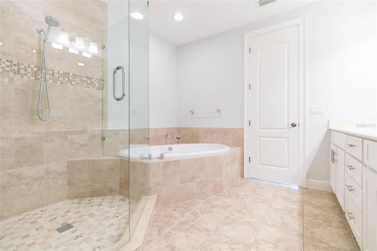 Listing photo id 19 for 114 Davis Boulevard 13