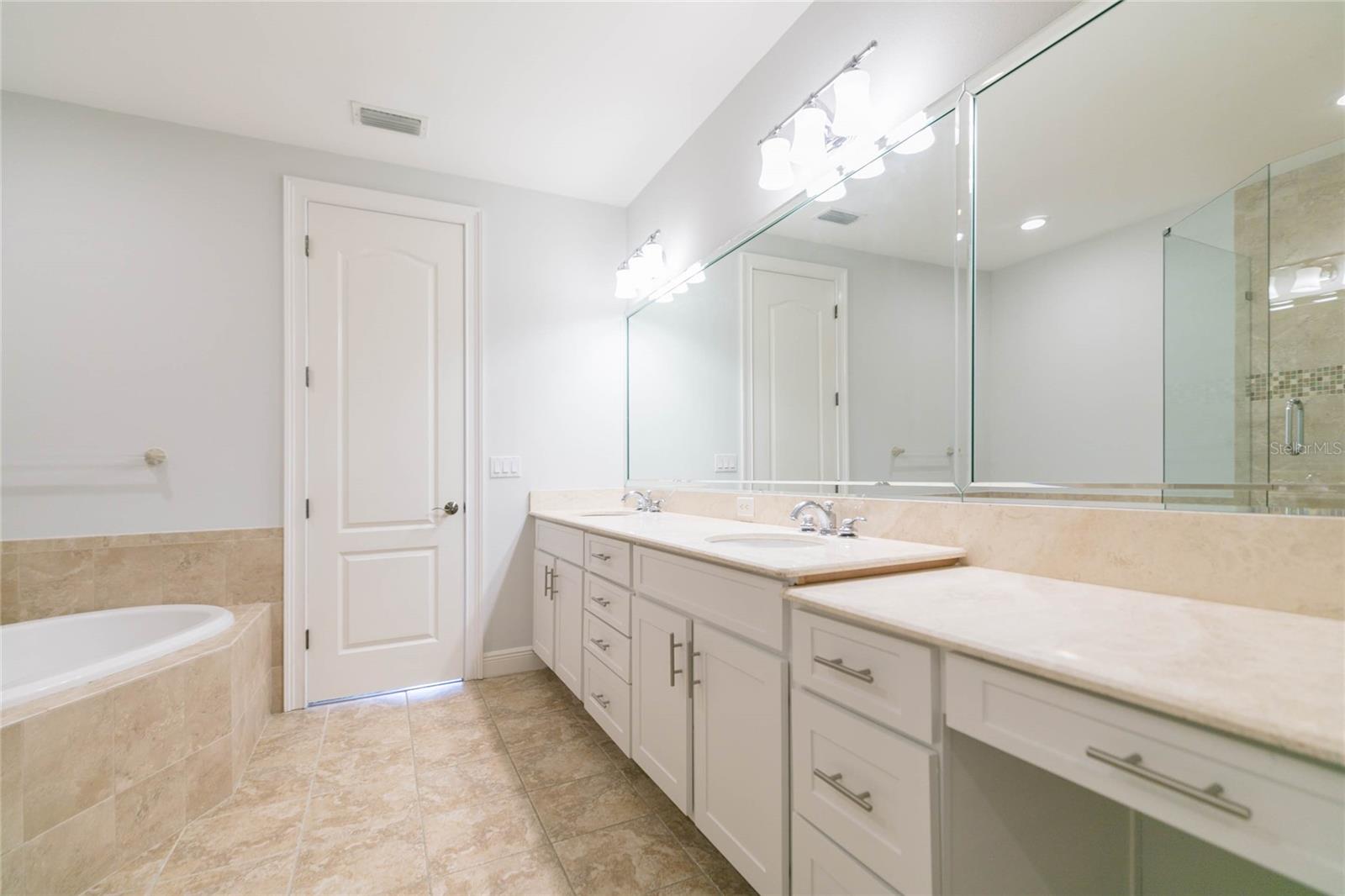 Listing photo id 20 for 114 Davis Boulevard 13