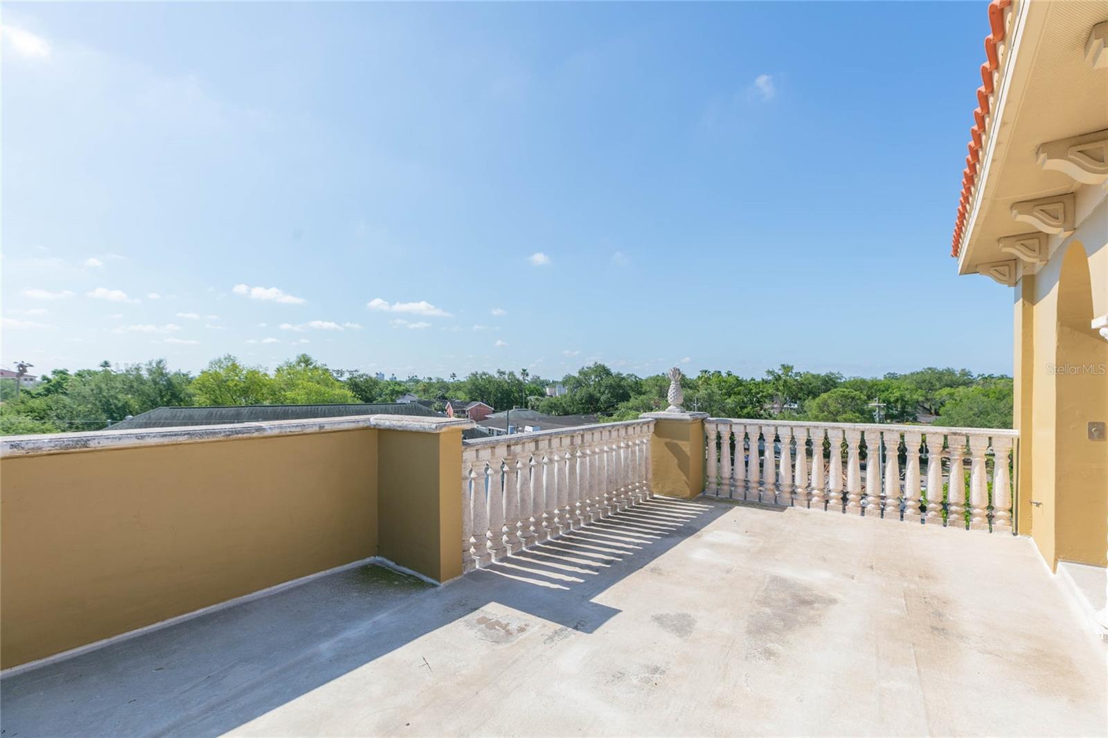 Listing photo id 25 for 114 Davis Boulevard 13
