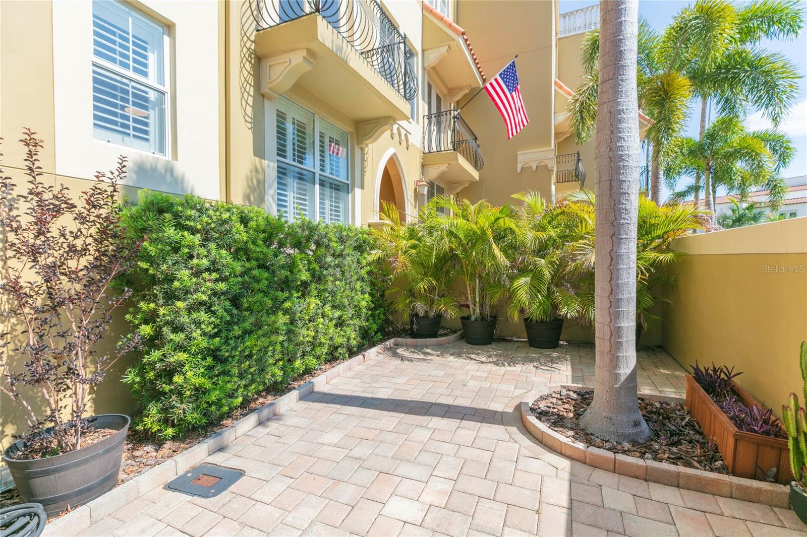 Listing photo id 1 for 114 Davis Boulevard 13