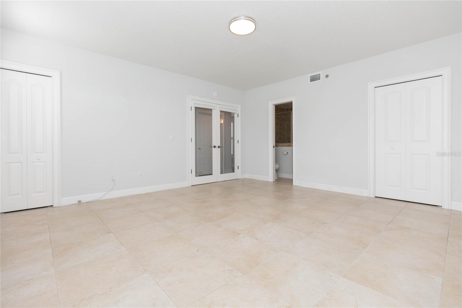 Listing photo id 3 for 114 Davis Boulevard 13