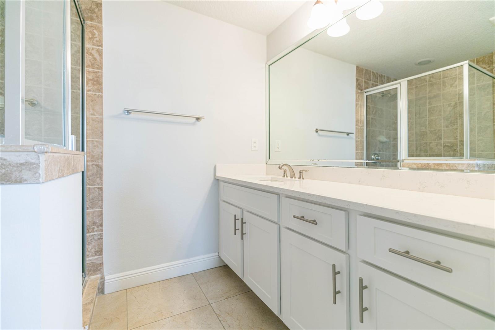 Listing photo id 4 for 114 Davis Boulevard 13