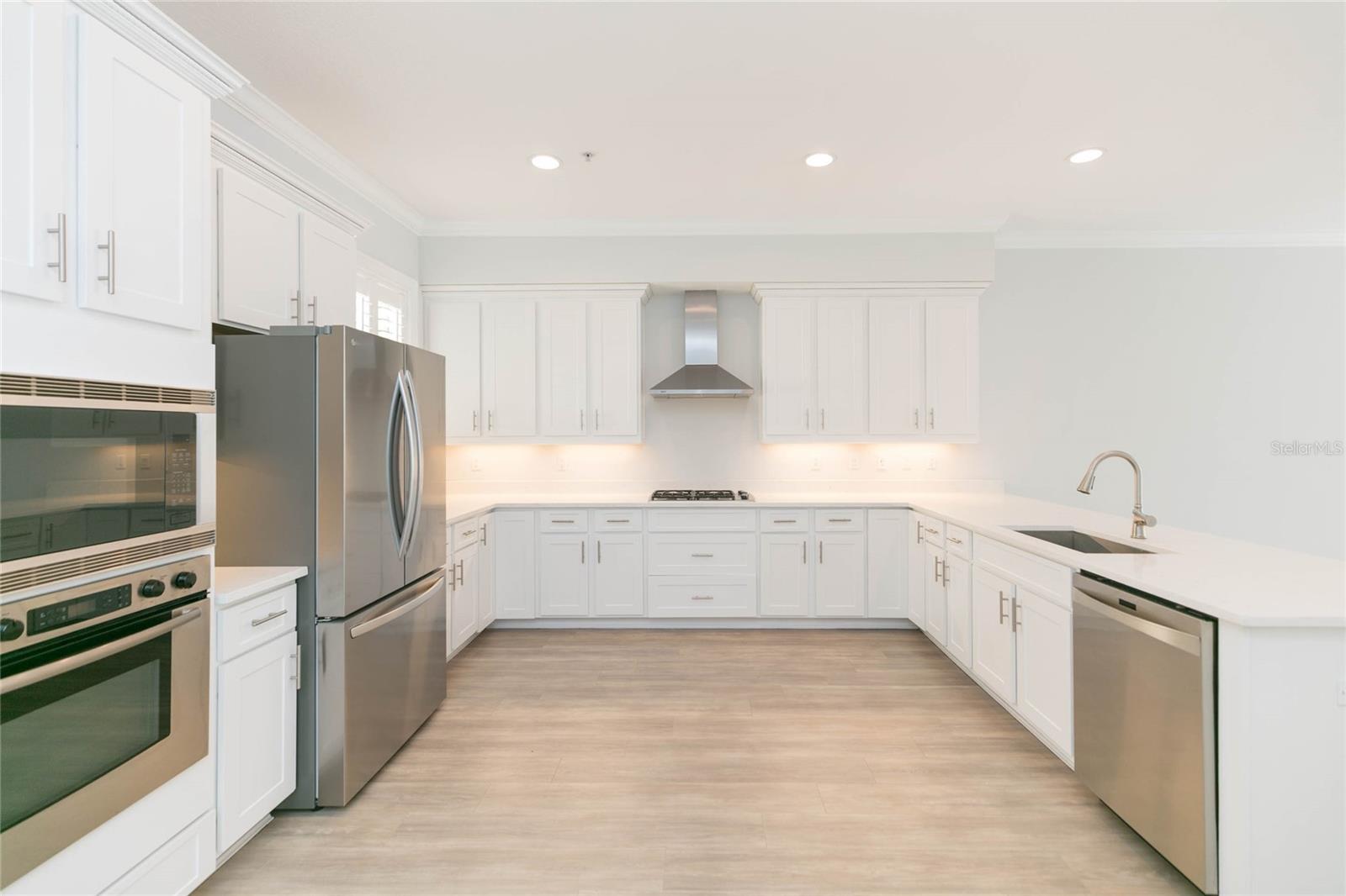 Listing photo id 5 for 114 Davis Boulevard 13