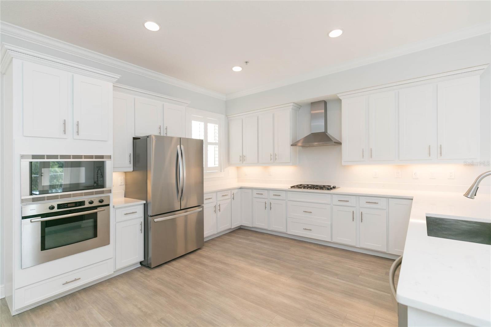 Listing photo id 6 for 114 Davis Boulevard 13