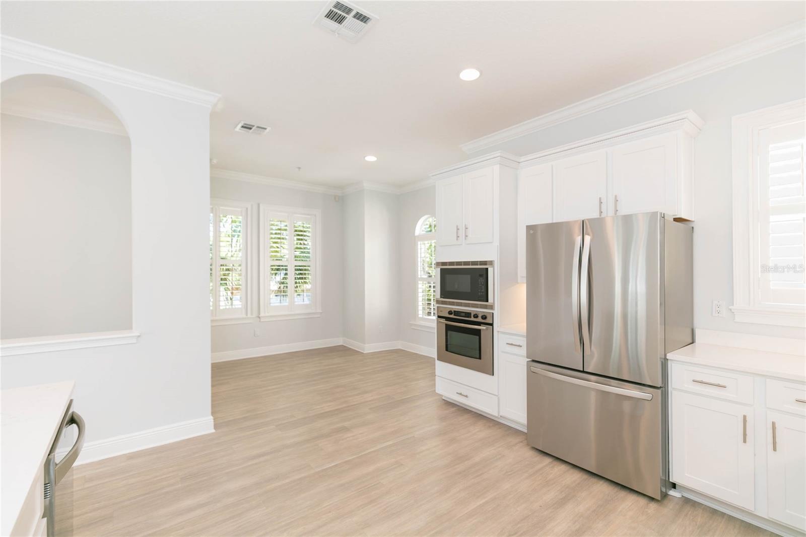Listing photo id 7 for 114 Davis Boulevard 13