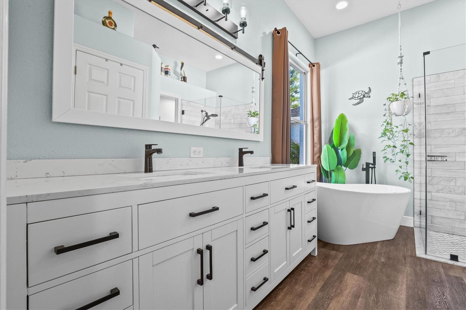 Image 21 of 55 For 460 Denise Street