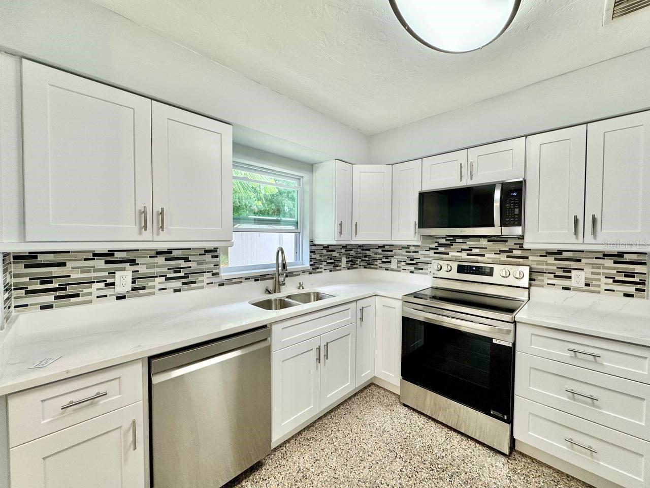 Image 11 of 29 For 10932 104th Avenue