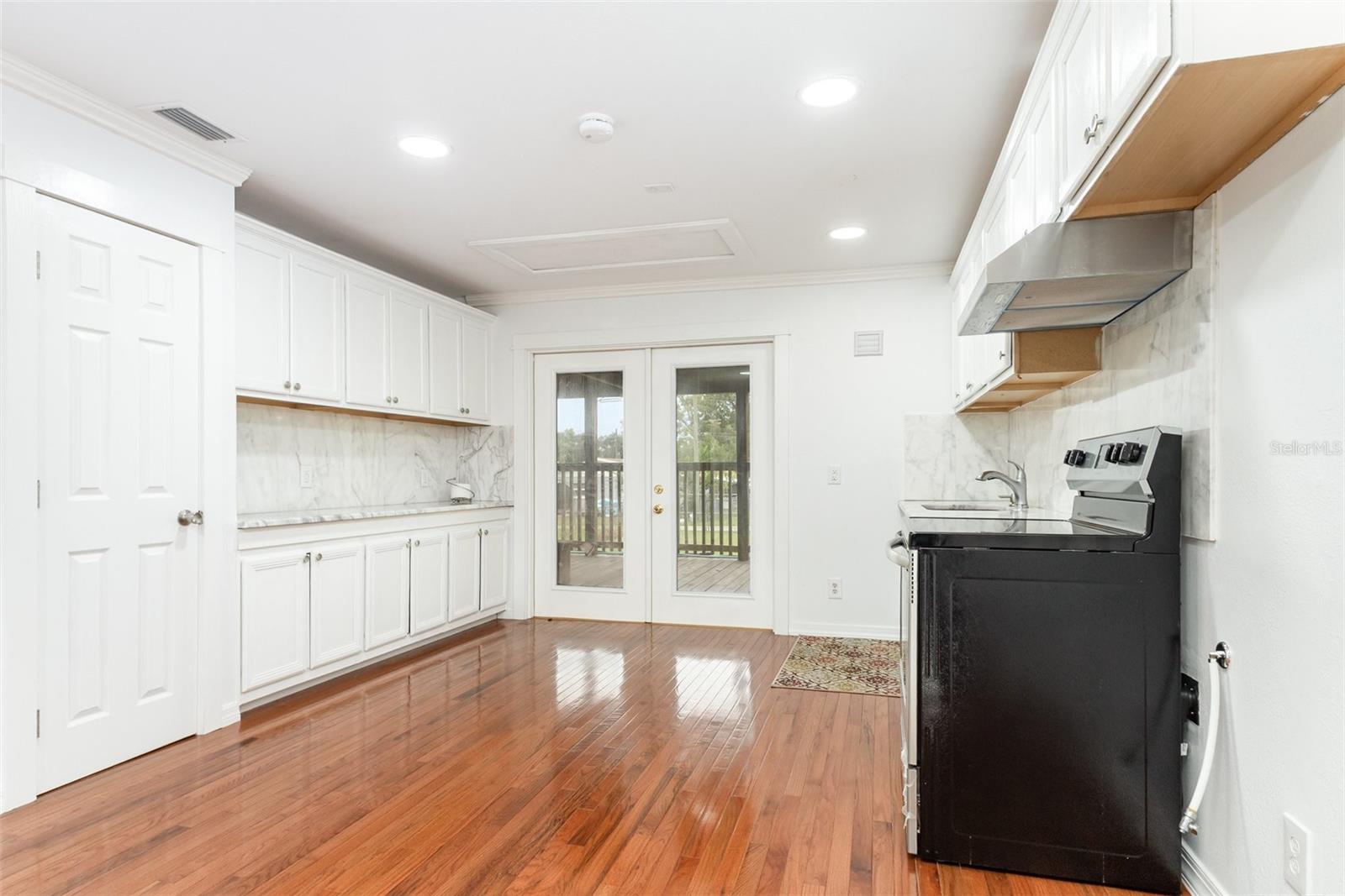 Image 7 of 36 For 932 Augusta Street