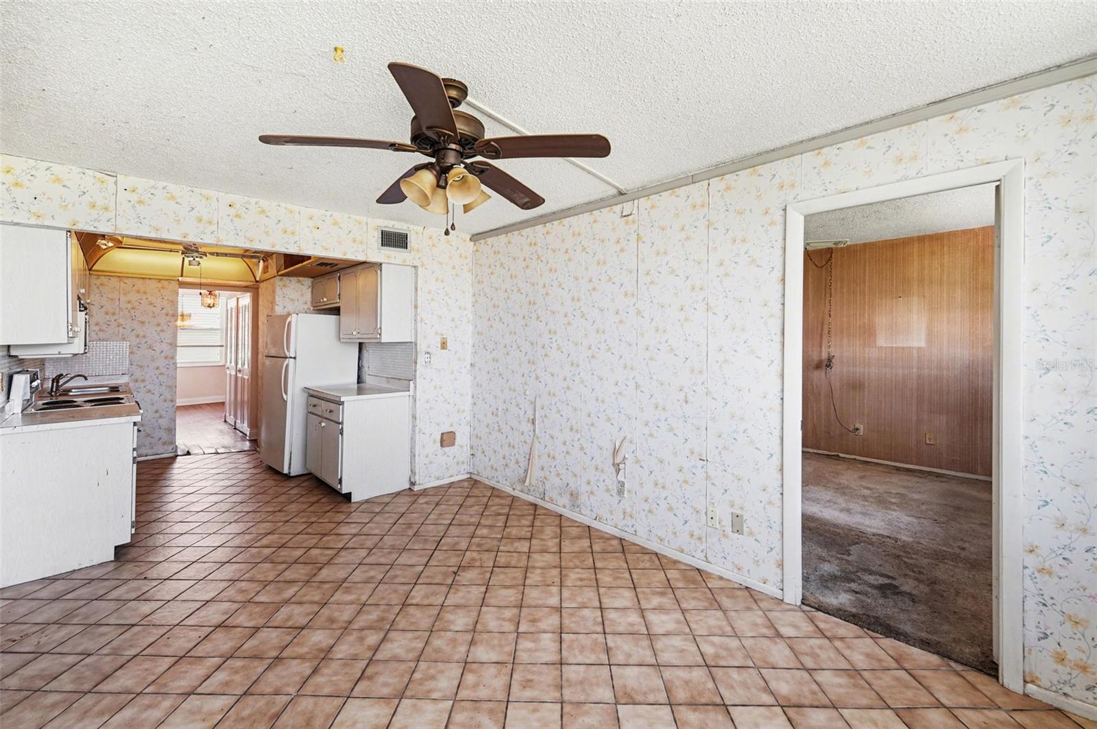 Listing photo id 7 for 4715 Bay Street Ne 232