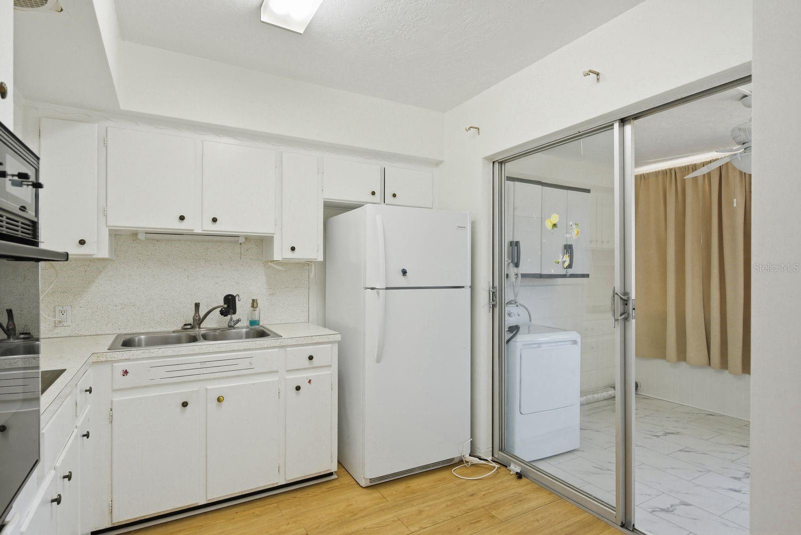 Image 11 of 27 For 5593 40th Avenue N 418