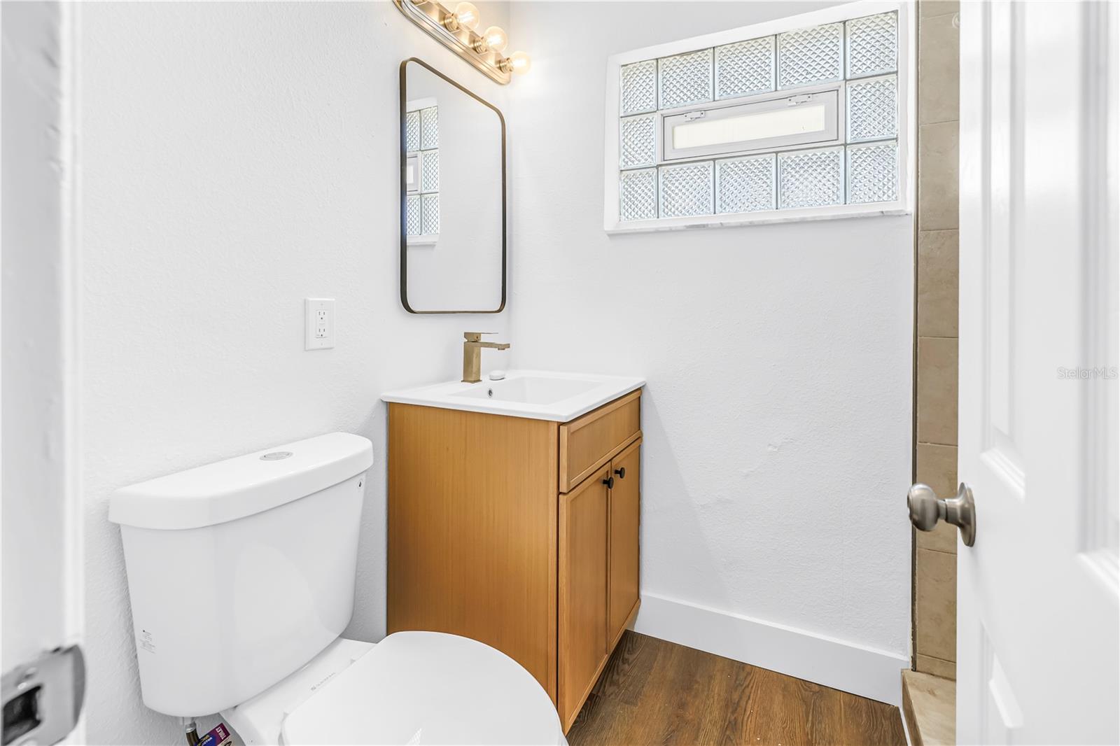 Image 31 of 66 For 110 Monroe Circle N