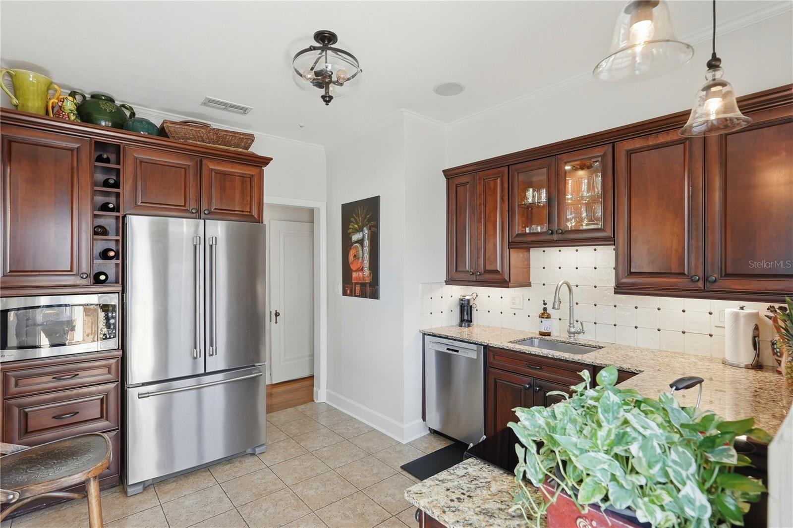 Listing photo id 8 for 1325 24th Avenue N