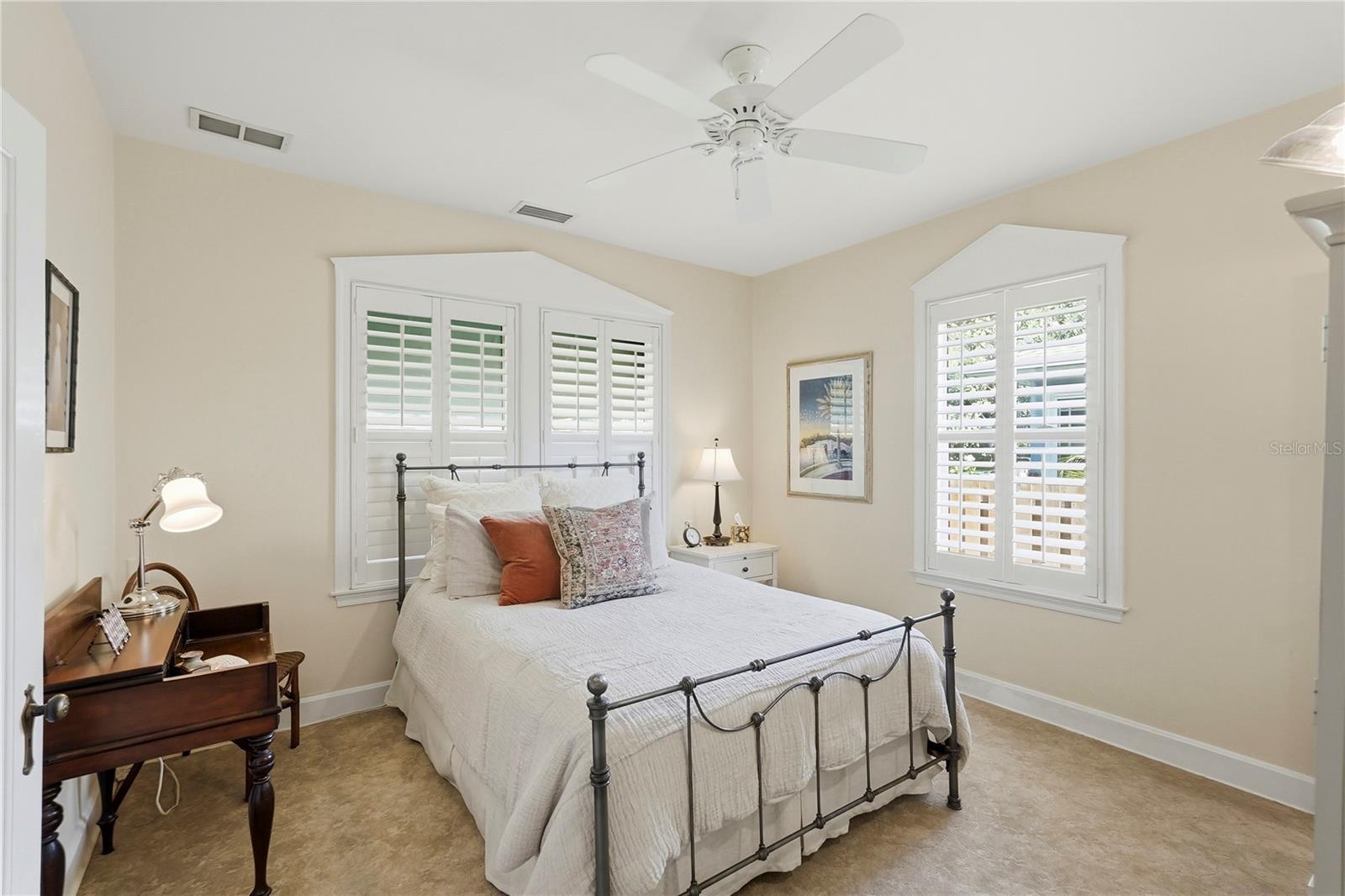 Listing photo id 13 for 1325 24th Avenue N