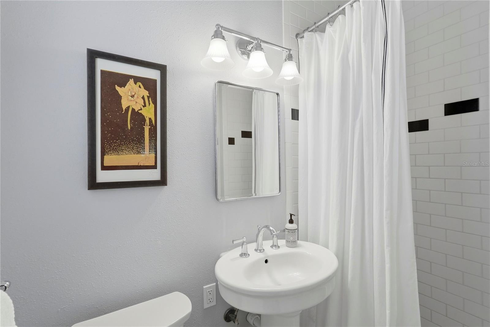 Listing photo id 15 for 1325 24th Avenue N