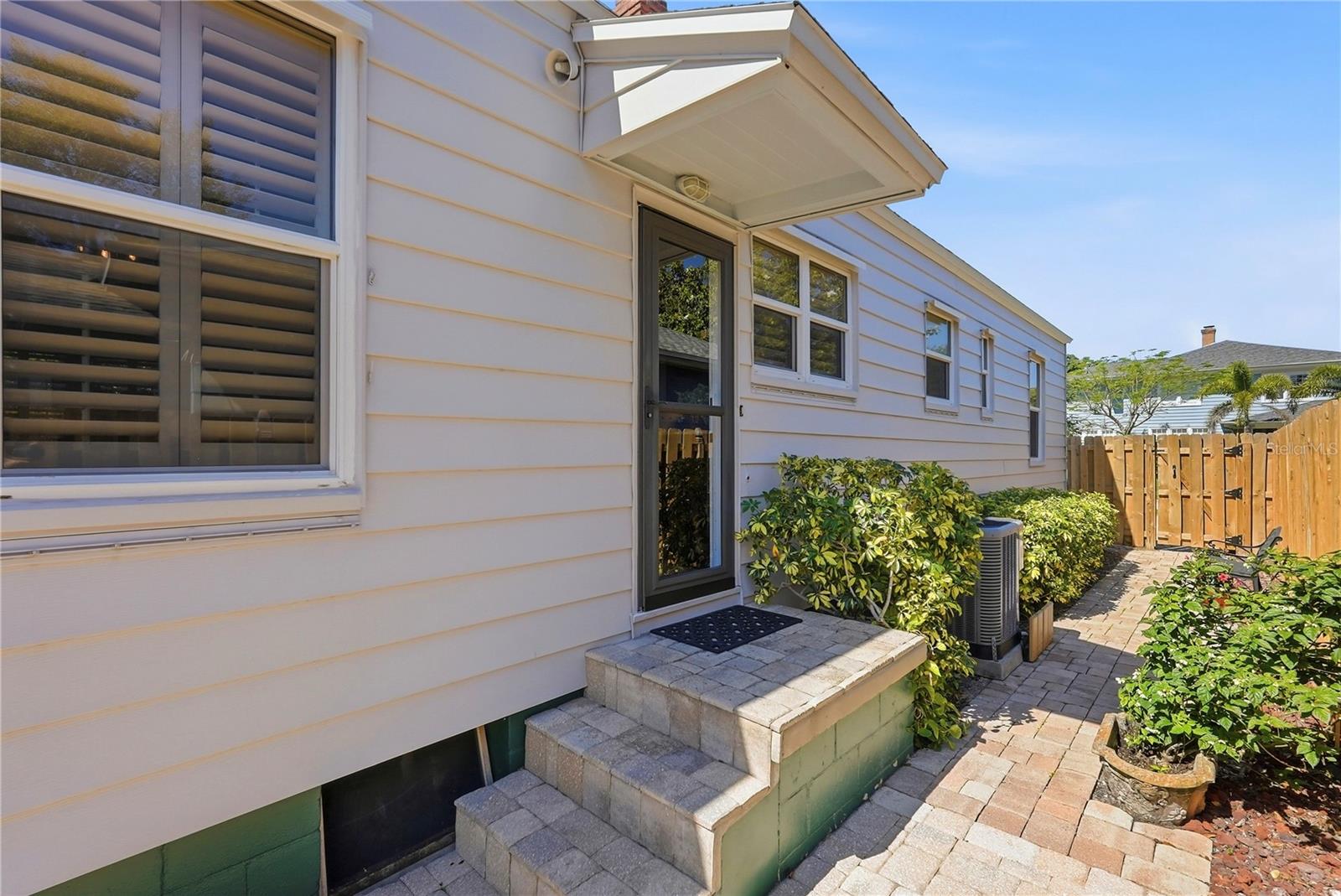 Listing photo id 20 for 1325 24th Avenue N