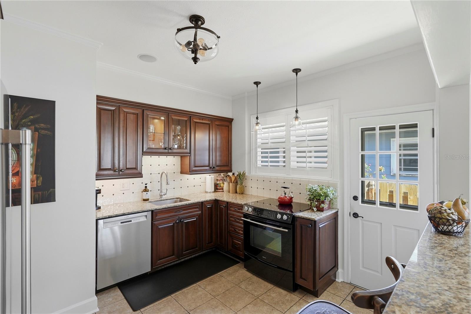 Listing photo id 7 for 1325 24th Avenue N