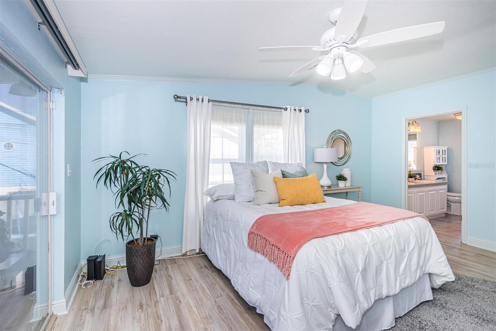 Image 35 of 80 For 2921 Dupont Street S