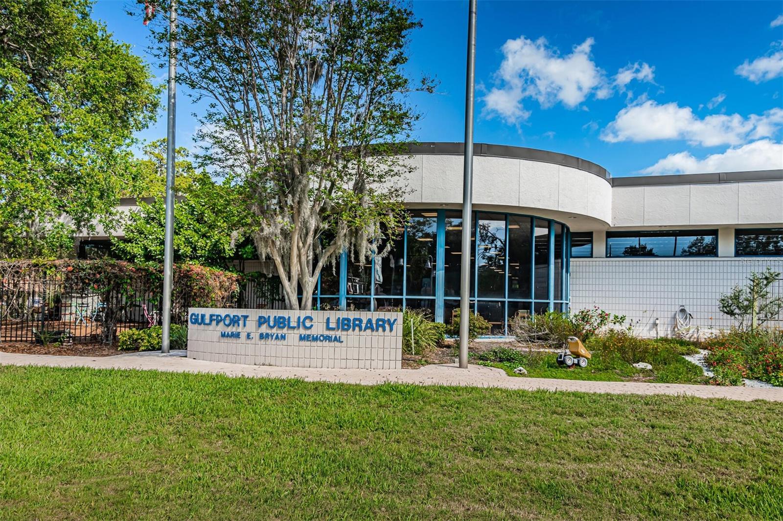 Image 77 of 80 For 2921 Dupont Street S