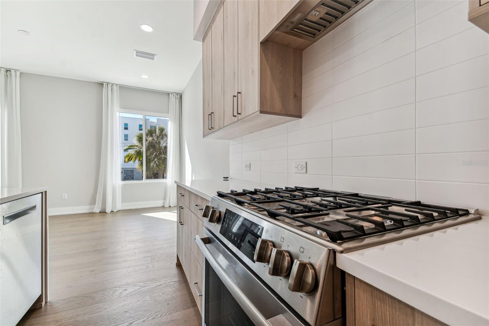 Image 10 of 31 For 370 6th Street S