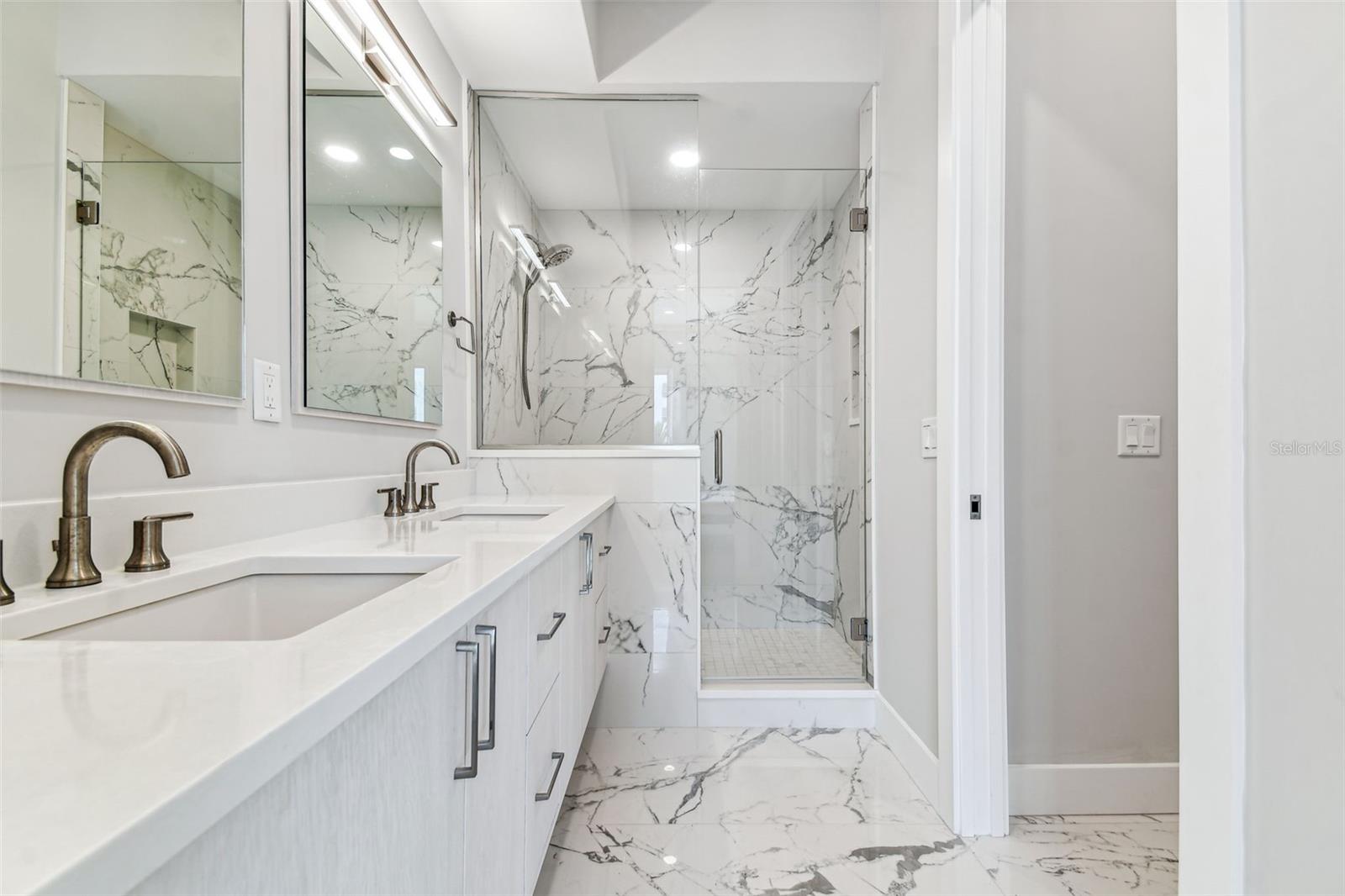 Image 21 of 31 For 370 6th Street S