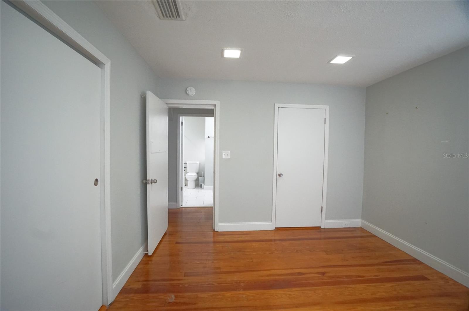 Listing photo id 10 for 916 25th Avenue