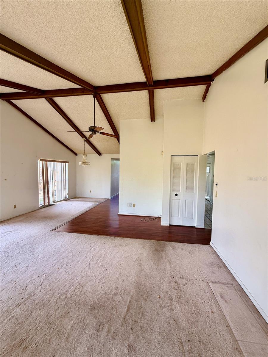 Listing photo id 8 for 7314 Woodhall Court