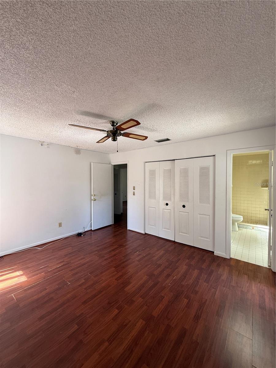 Listing photo id 13 for 7314 Woodhall Court