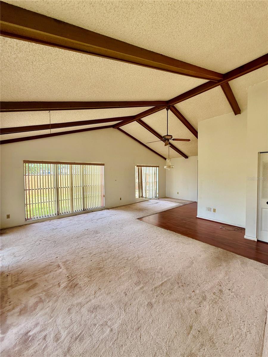 Listing photo id 2 for 7314 Woodhall Court