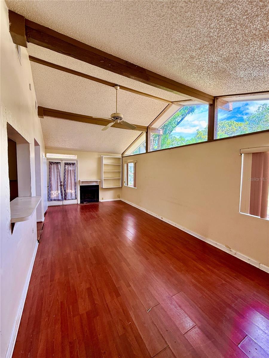 Listing photo id 4 for 7314 Woodhall Court