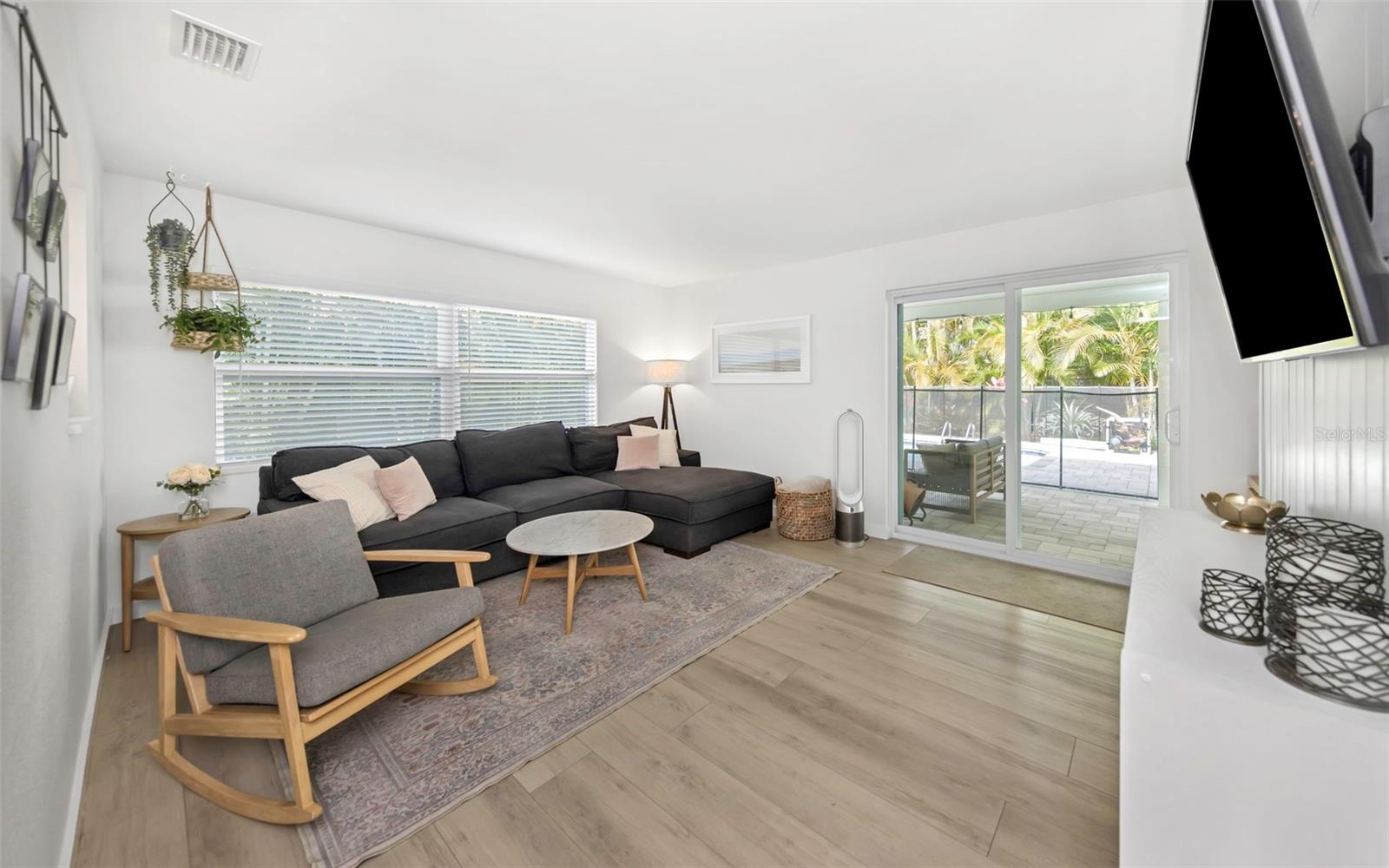 Image 12 of 36 For 1098 Phyllis Avenue