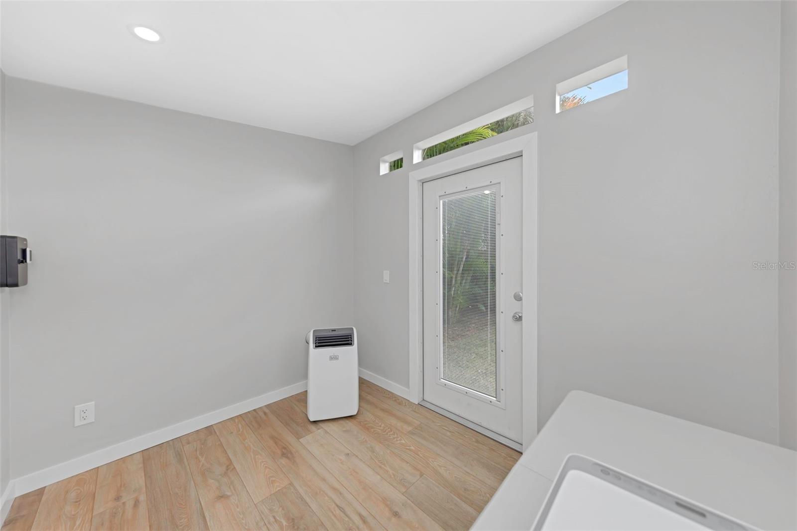 Image 31 of 36 For 1098 Phyllis Avenue