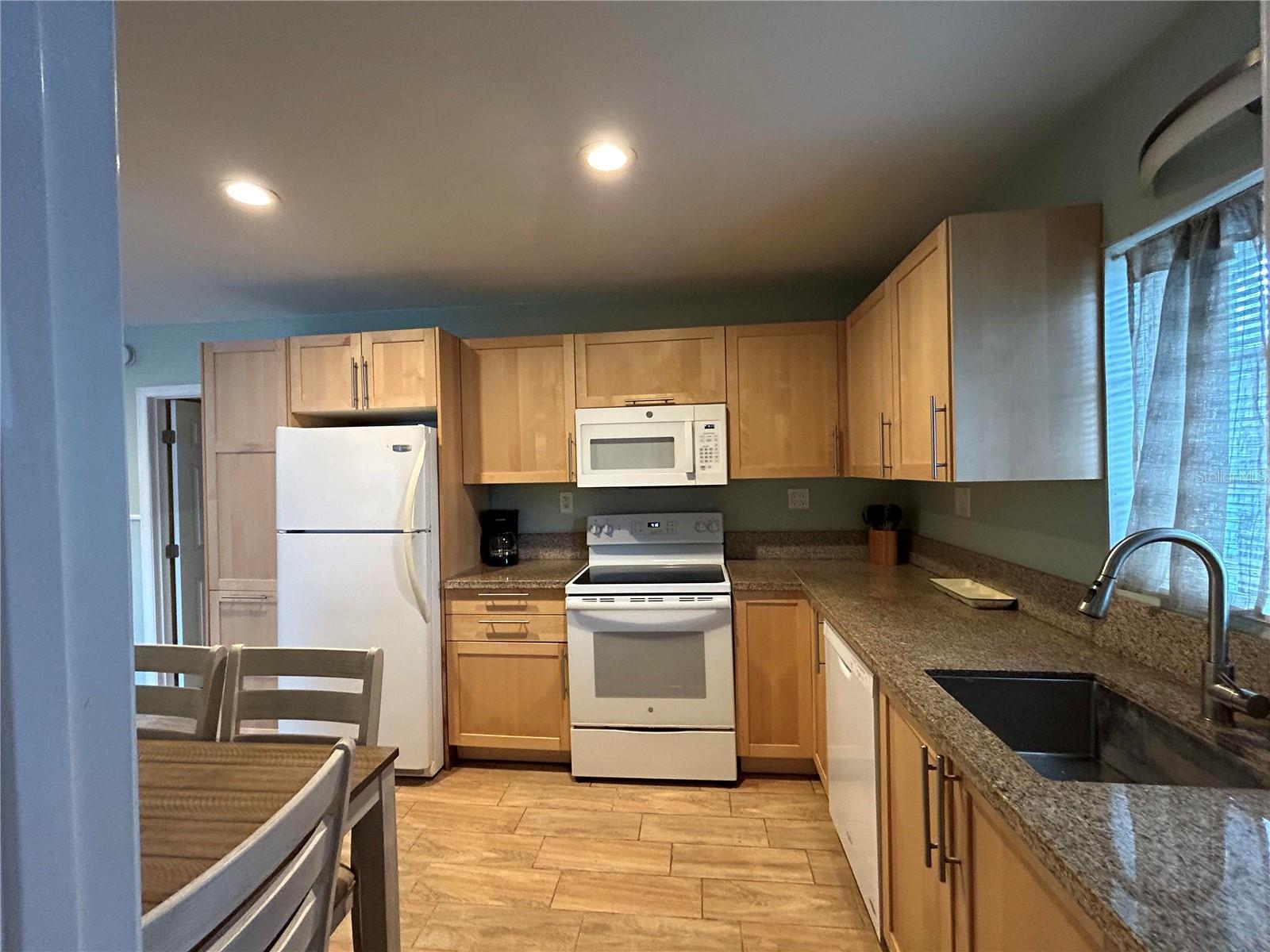 Image 7 of 19 For 770 Bay Esplanade  2