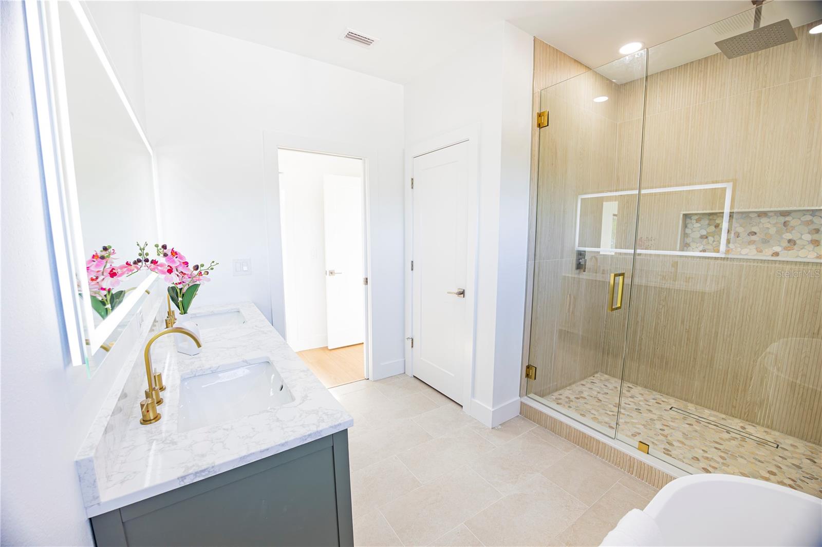 Image 22 of 77 For 2521 18th Avenue N