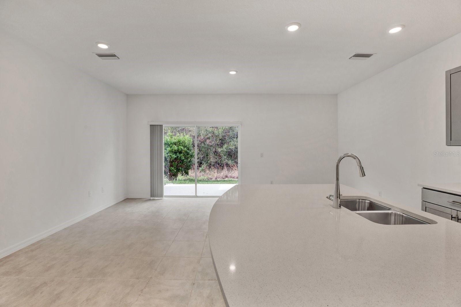 Listing photo id 8 for 2191 Hallier Cove