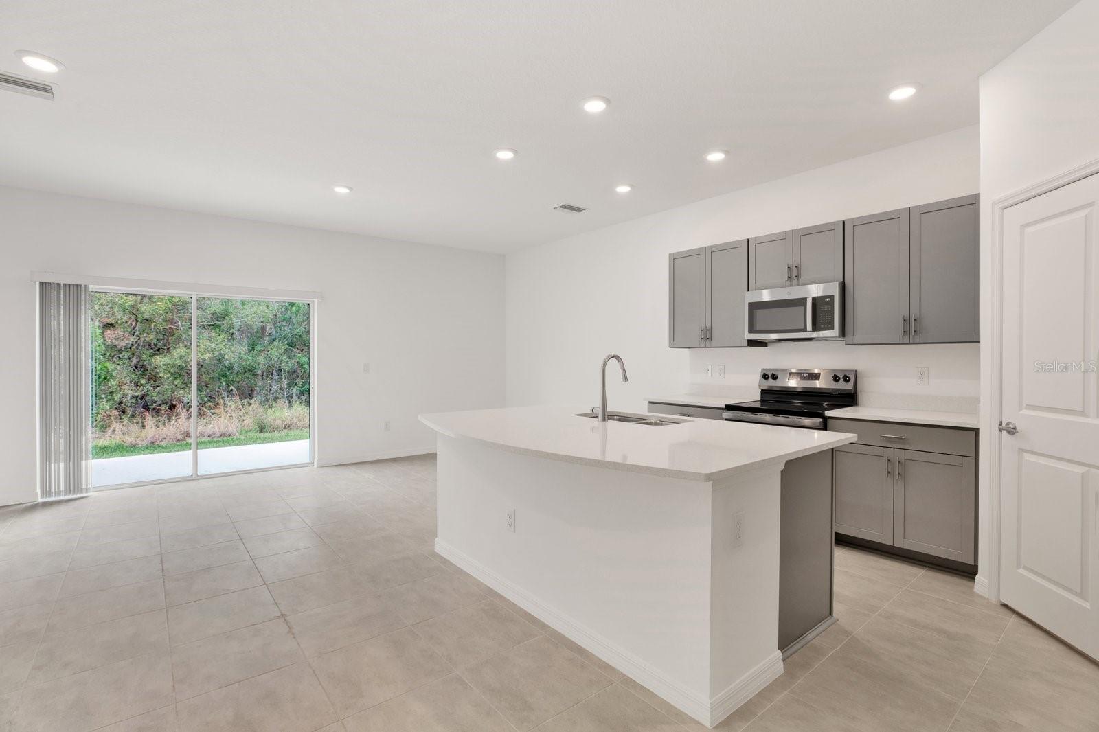 Listing photo id 9 for 2191 Hallier Cove