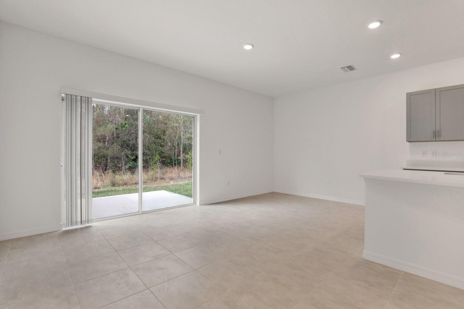 Listing photo id 11 for 2191 Hallier Cove