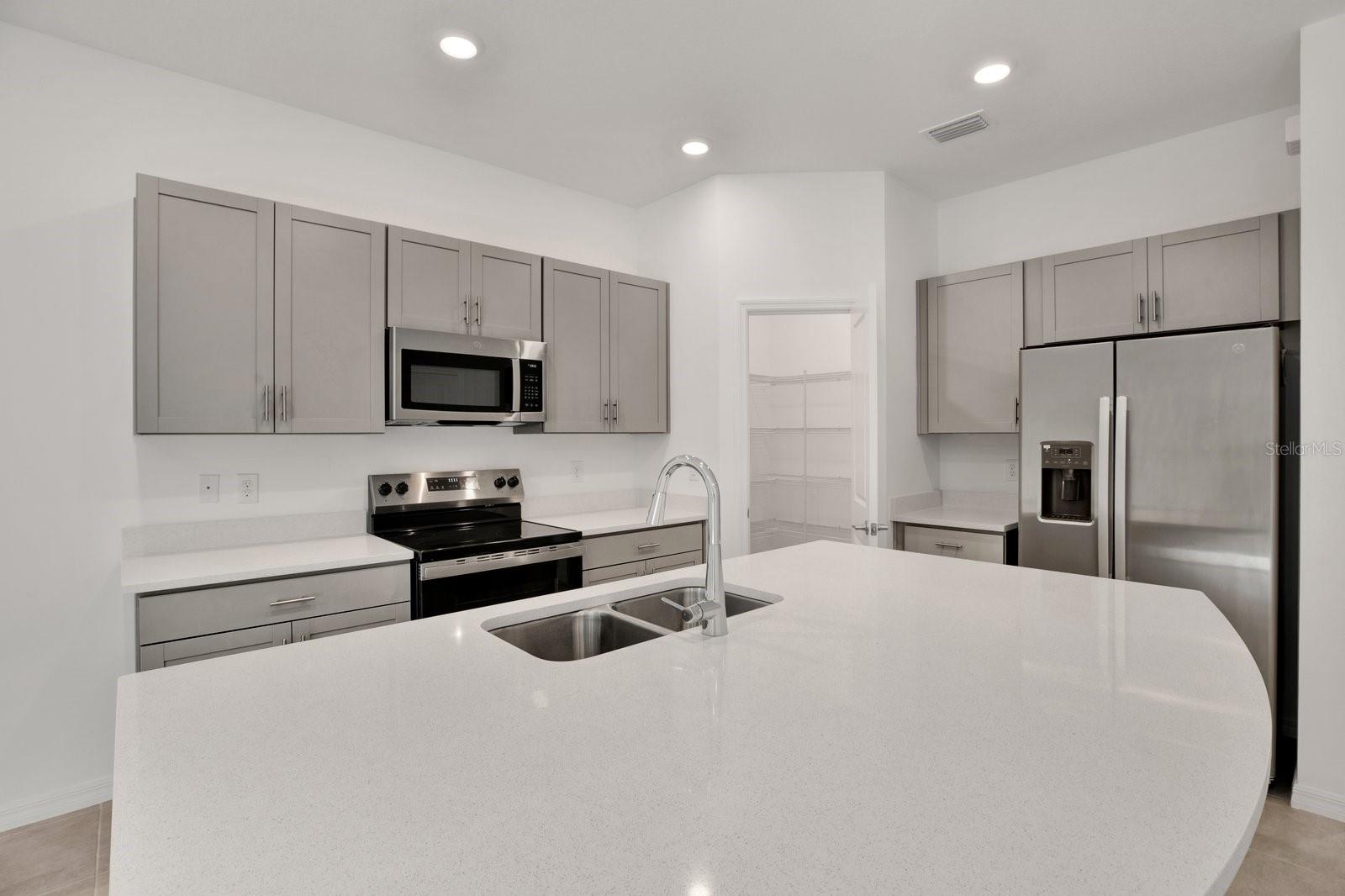 Listing photo id 4 for 2191 Hallier Cove