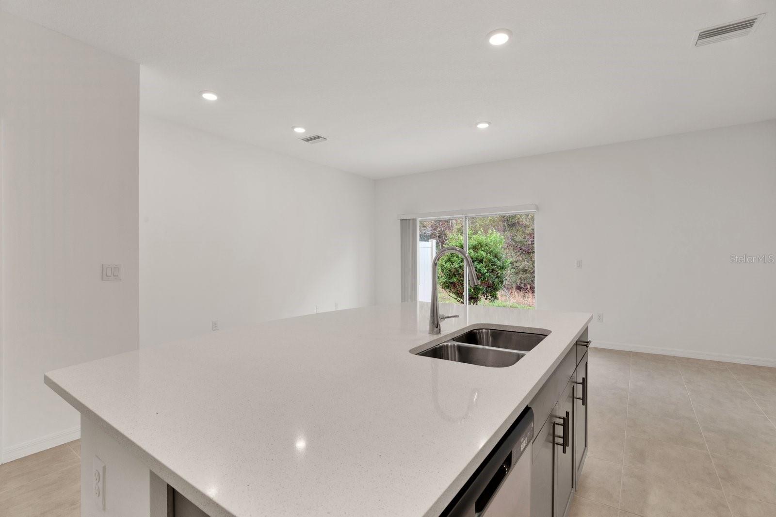 Listing photo id 5 for 2191 Hallier Cove