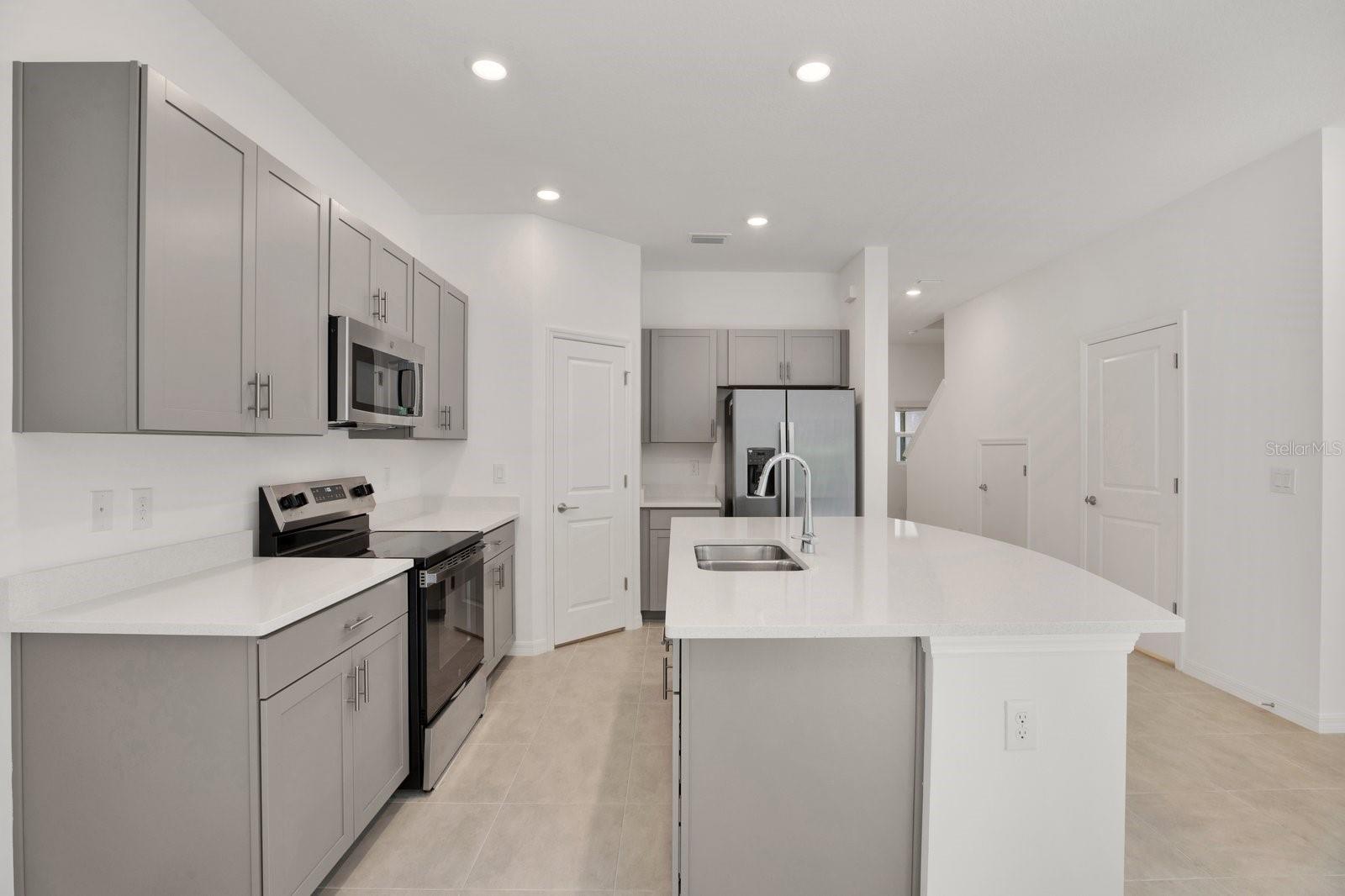 Listing photo id 6 for 2191 Hallier Cove