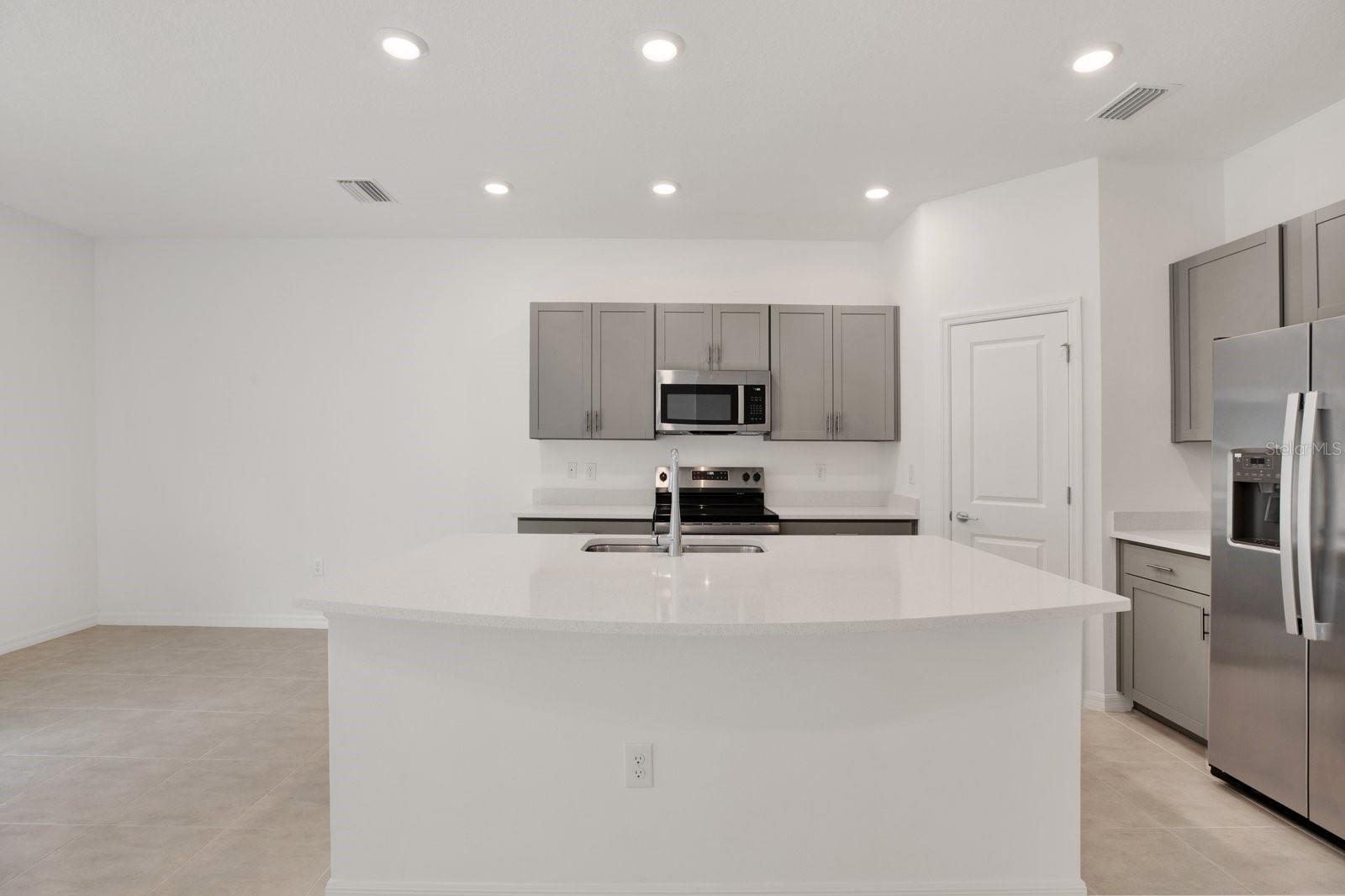 Listing photo id 7 for 2191 Hallier Cove